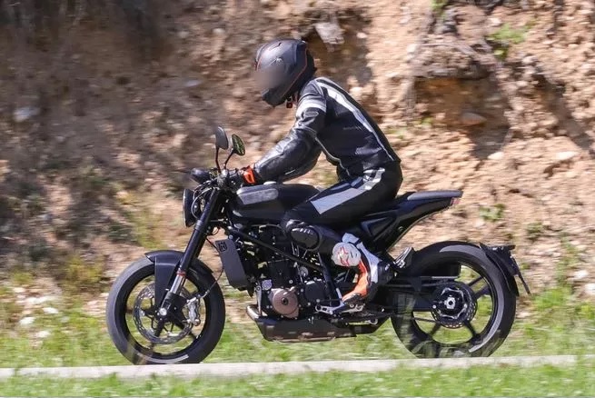 間諜照車身左側視角,701 Vitpilen 會採用KTM 690 Duke 的鋼管車架、單缸水冷引擎和WP 懸吊組件,最大馬力73 hp