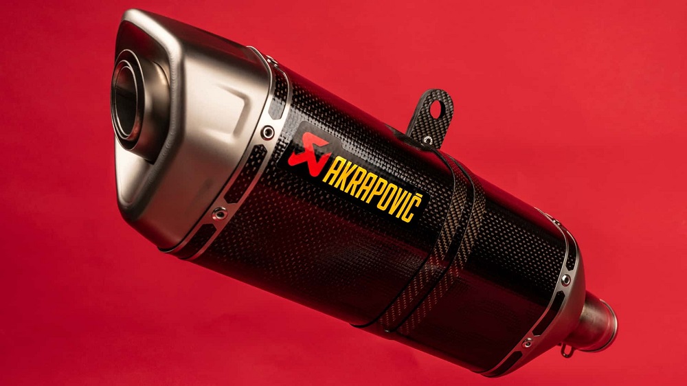 Akrapovič推出的CB750 Hornet排氣管採用了碳纖維防燙蓋，整體造型相當運動化