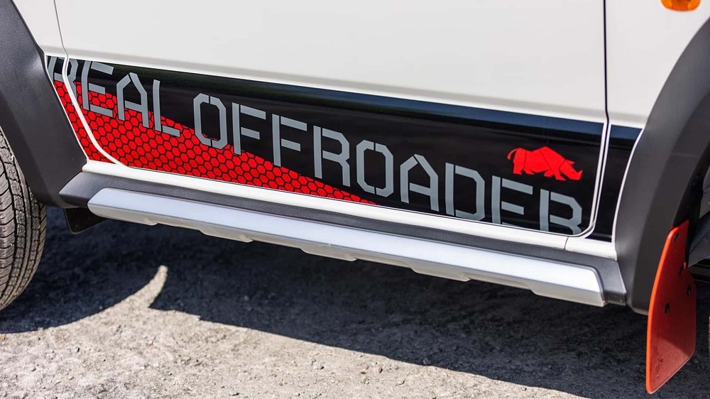 車側還貼有紅、黑雙色貼紙,並裝上了側保桿