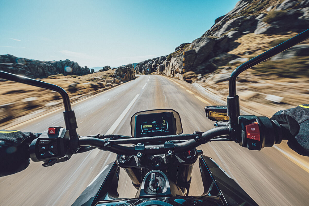 車上還搭載著5吋TFT全彩液晶儀表,並且可以支援官方導航系統