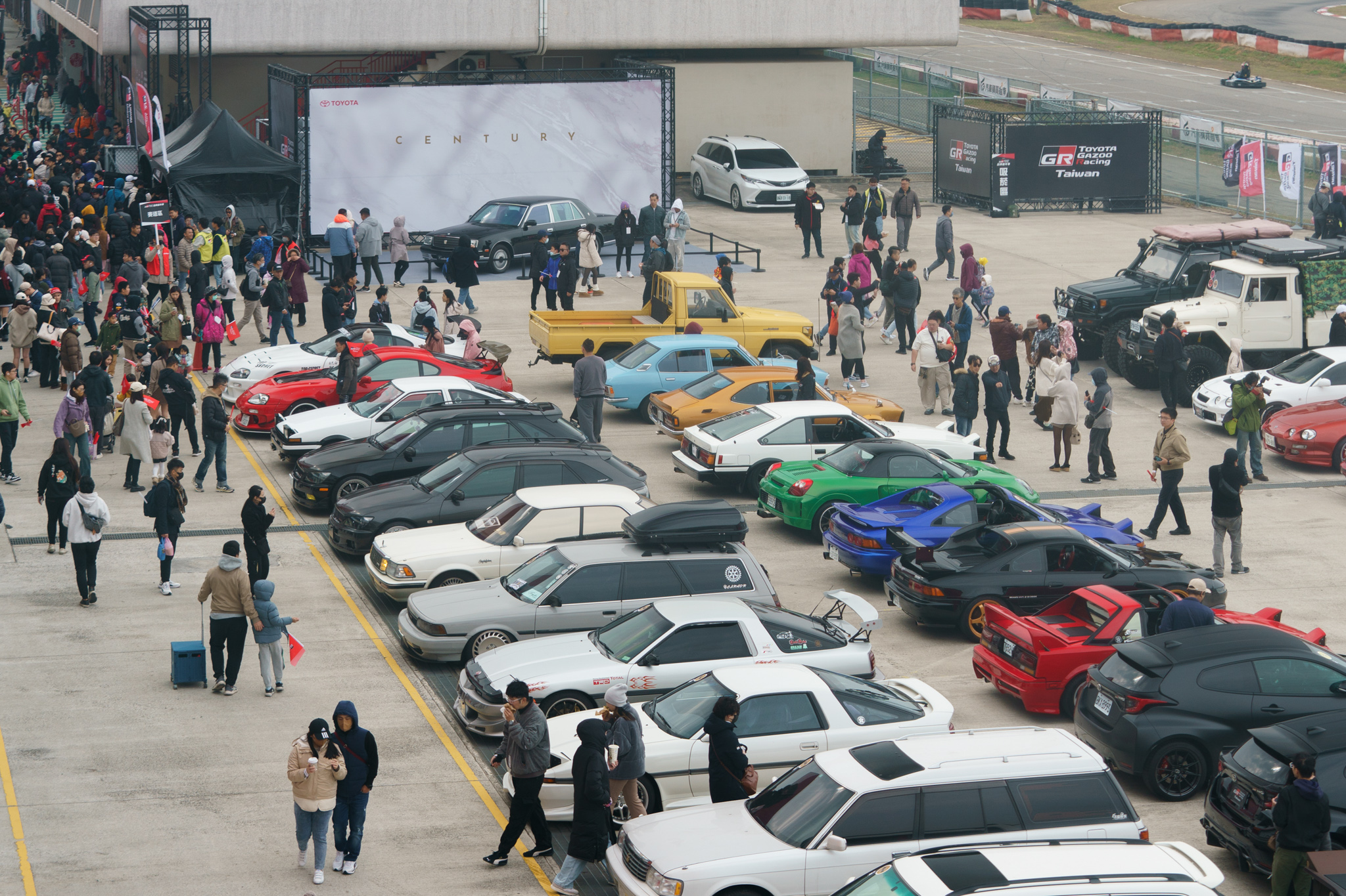 Show & Shine車聚號召百台TOYOTA歷年經典車款一字排開，更特別展出日本天皇座駕TOYOTA Century。