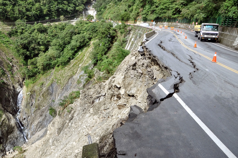 相較於蘇花改，舊蘇花公路在遭遇颱風、豪雨或是地震之後，時常會出現落石掉落或道路坍方等問題