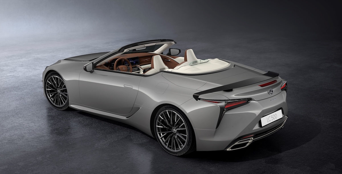 LC 500 Convertible Final Edition專屬銀曜灰外觀，搭配融雪白、暮褐棕雙色內裝，  呈現低調而優雅的非凡氣質