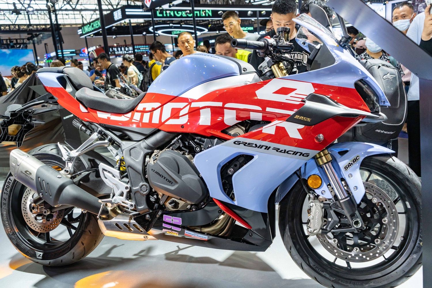 SRK 800 RR搭載778c.c.水冷四缸引擎，有102PS馬力和78Nm扭力，車重207kg