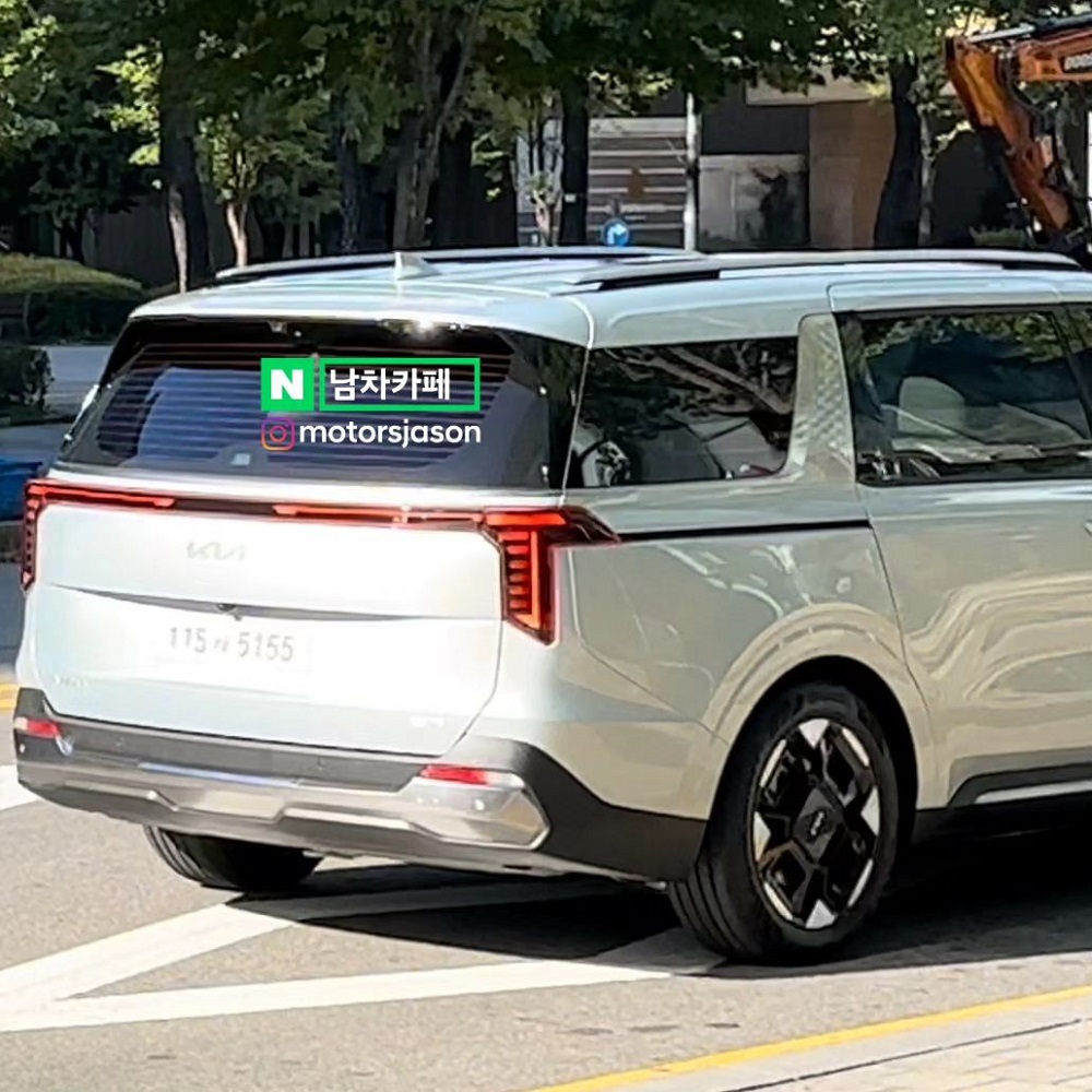 尾燈部分也呼應著頭燈造型換上了T字造型，前後保桿也都重新進行設計