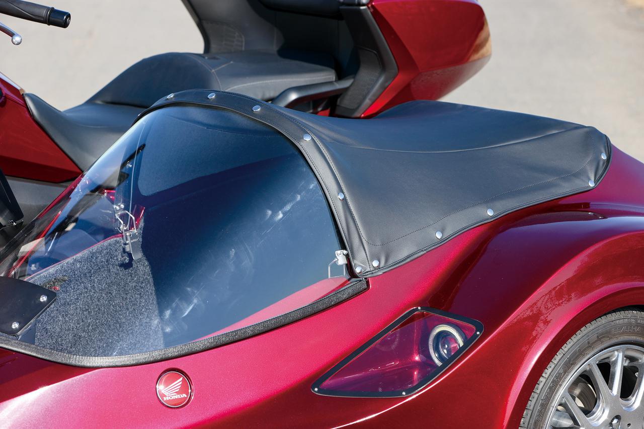 停車時能掛上頂棚,避免太陽曝曬或灰塵進入