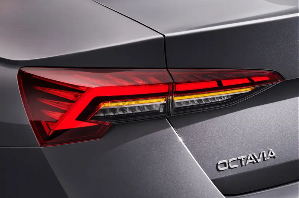 車尾造型並沒有太明顯差異,不過尾燈構造有做出一些微調