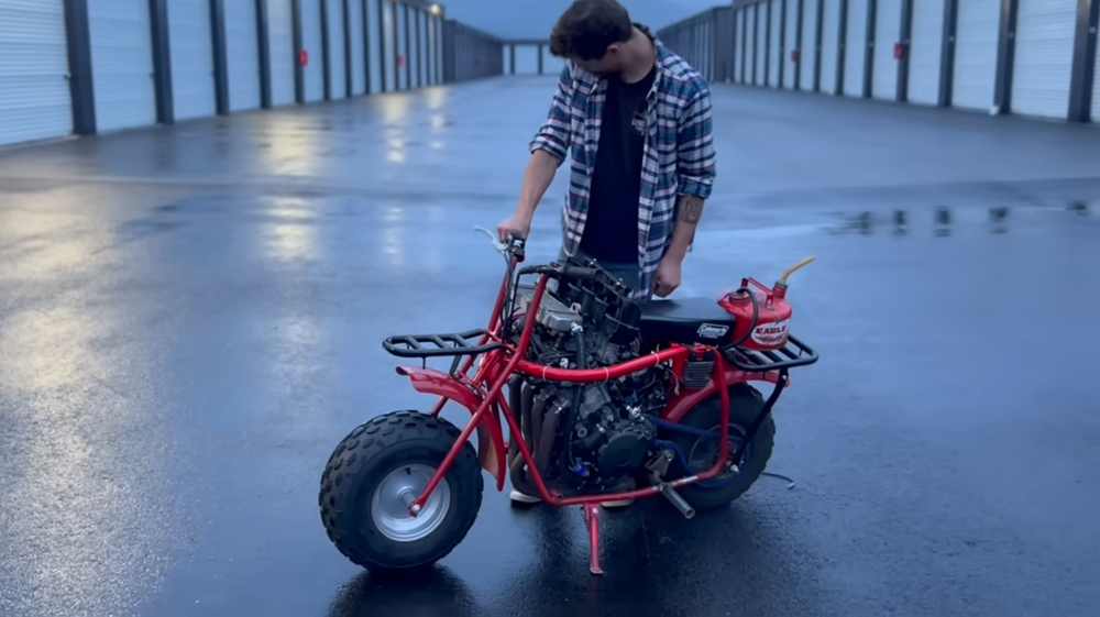 油箱部分最後是選擇安裝在車後的貨架上，確保引擎有燃料可以使用