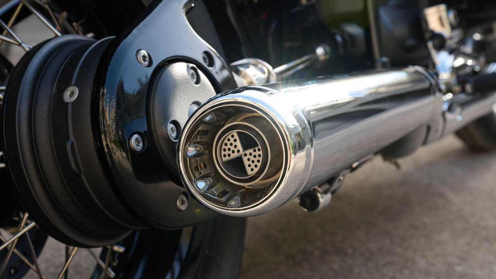 Akrapovic排氣管出口更搭配BMW廠徽，這種處處充滿的細節令人十分興奮