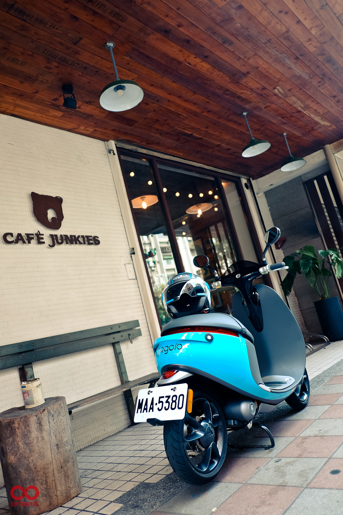 gogoro的造型與Cafe Junkies的工業風還蠻搭的