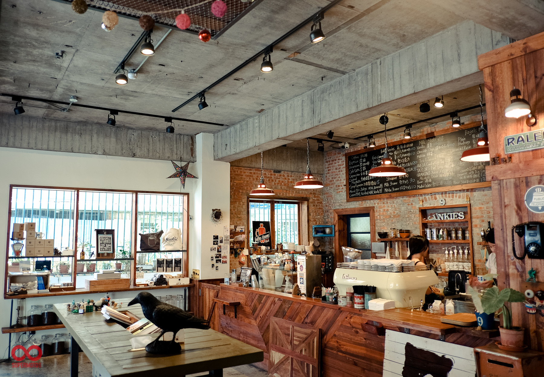 Cafe Junkies內部設計風格強烈，蠻適合騎gogoro來喝咖啡
