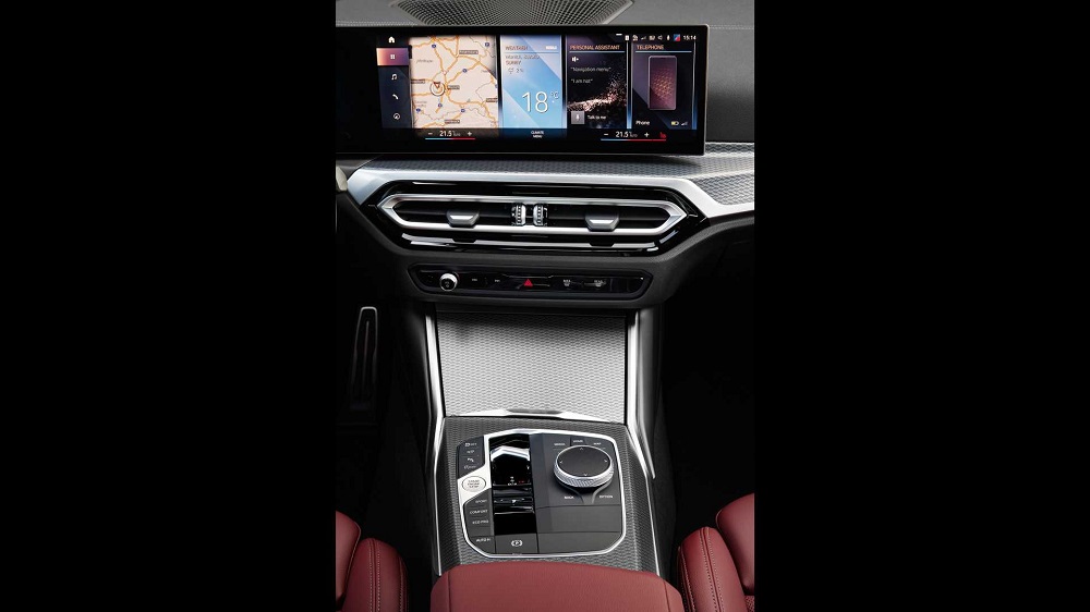 排檔桿改成了撥桿的設計,讓前座的中央區塊空間更大更俐落