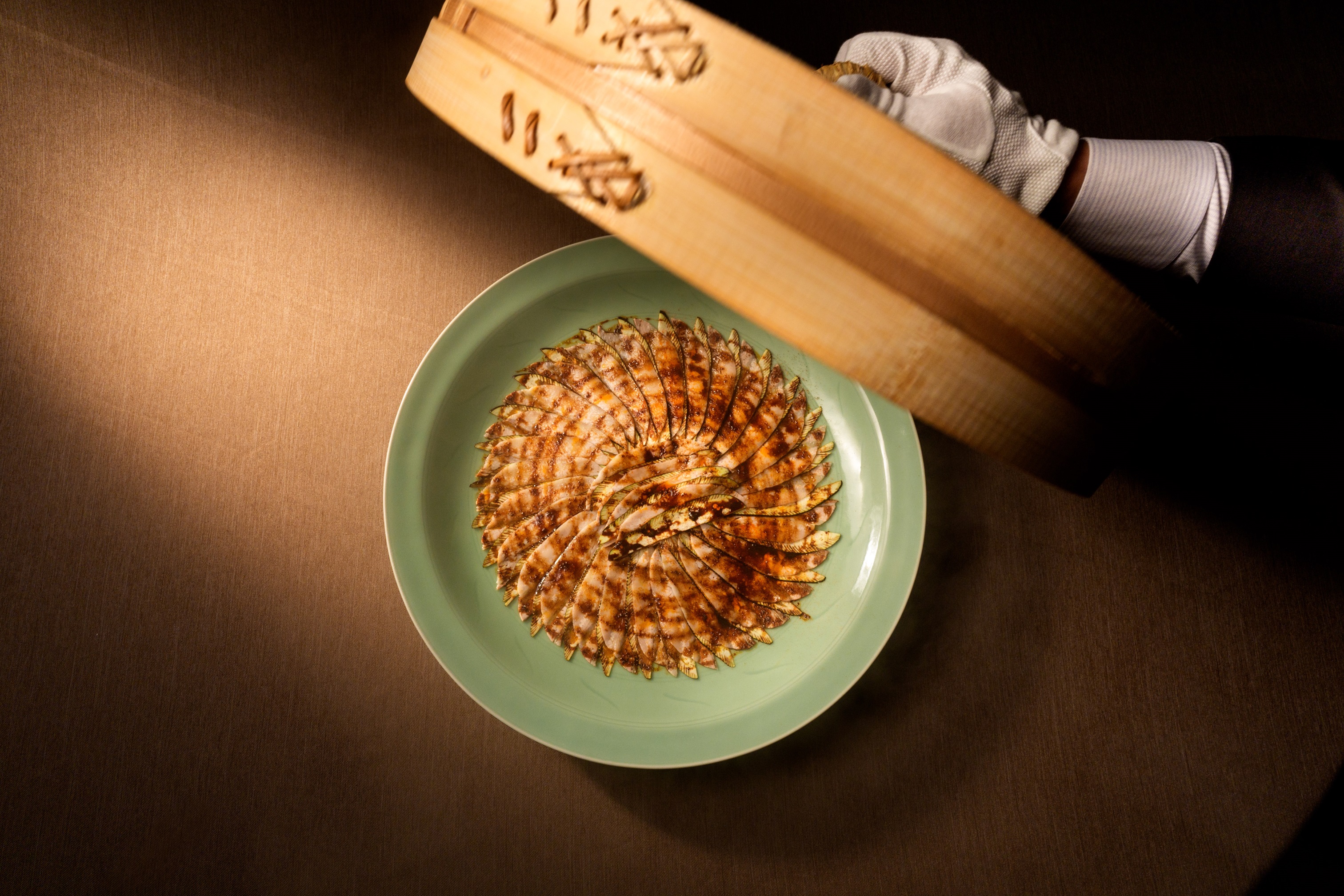 茶禪華經典招牌菜「茶禪雲白」將茄子和豬肉切成薄片蒸製,掀蓋瞬間香氣縈繞