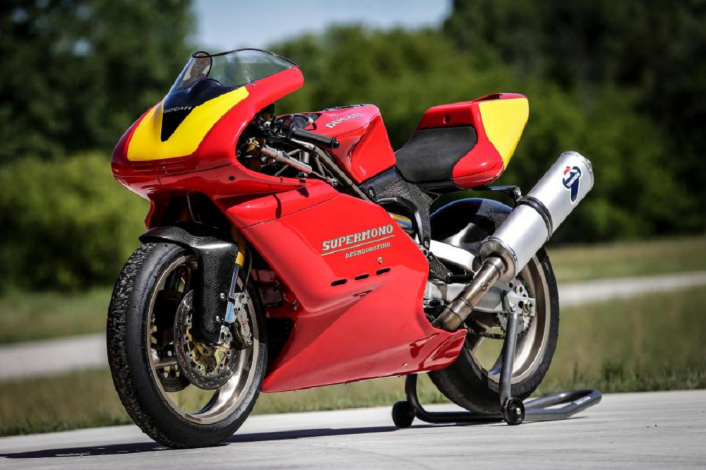 Ducati上一款性能強大的仿賽車型,要追溯到1993年推出的Supermono 550