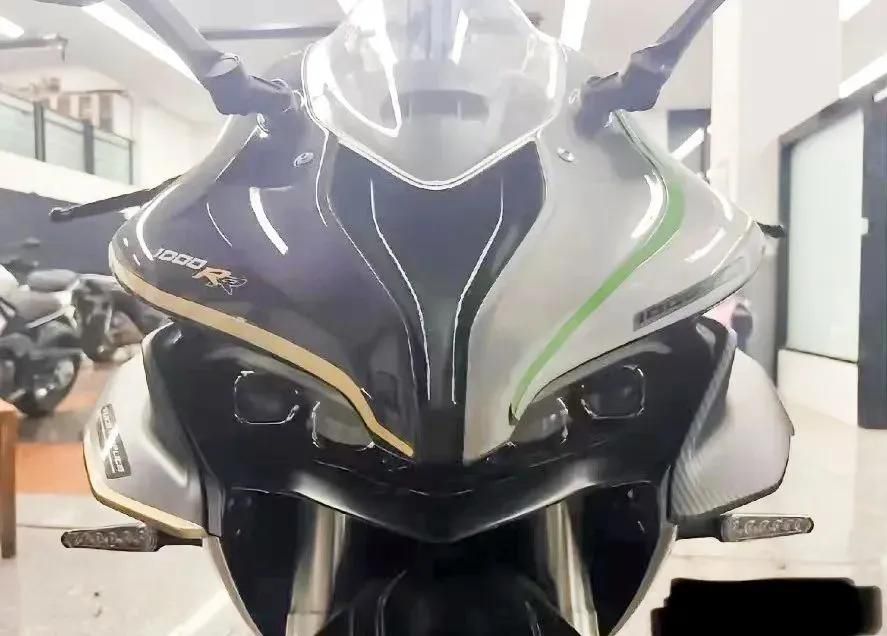 車頭造型傳承錢江賽600RR的風格,還能看到空力小翅膀的設計