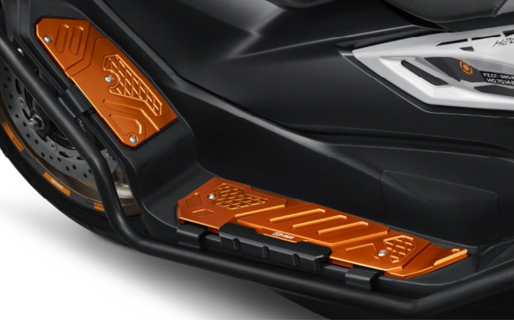 整輛車的配件大多以橘色呈現