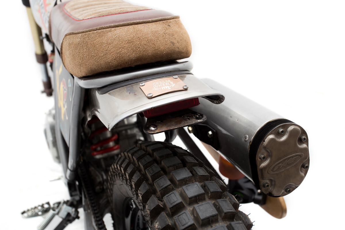 超短的土除配上LED尾燈，當然還要那巧克力胎紋才對味