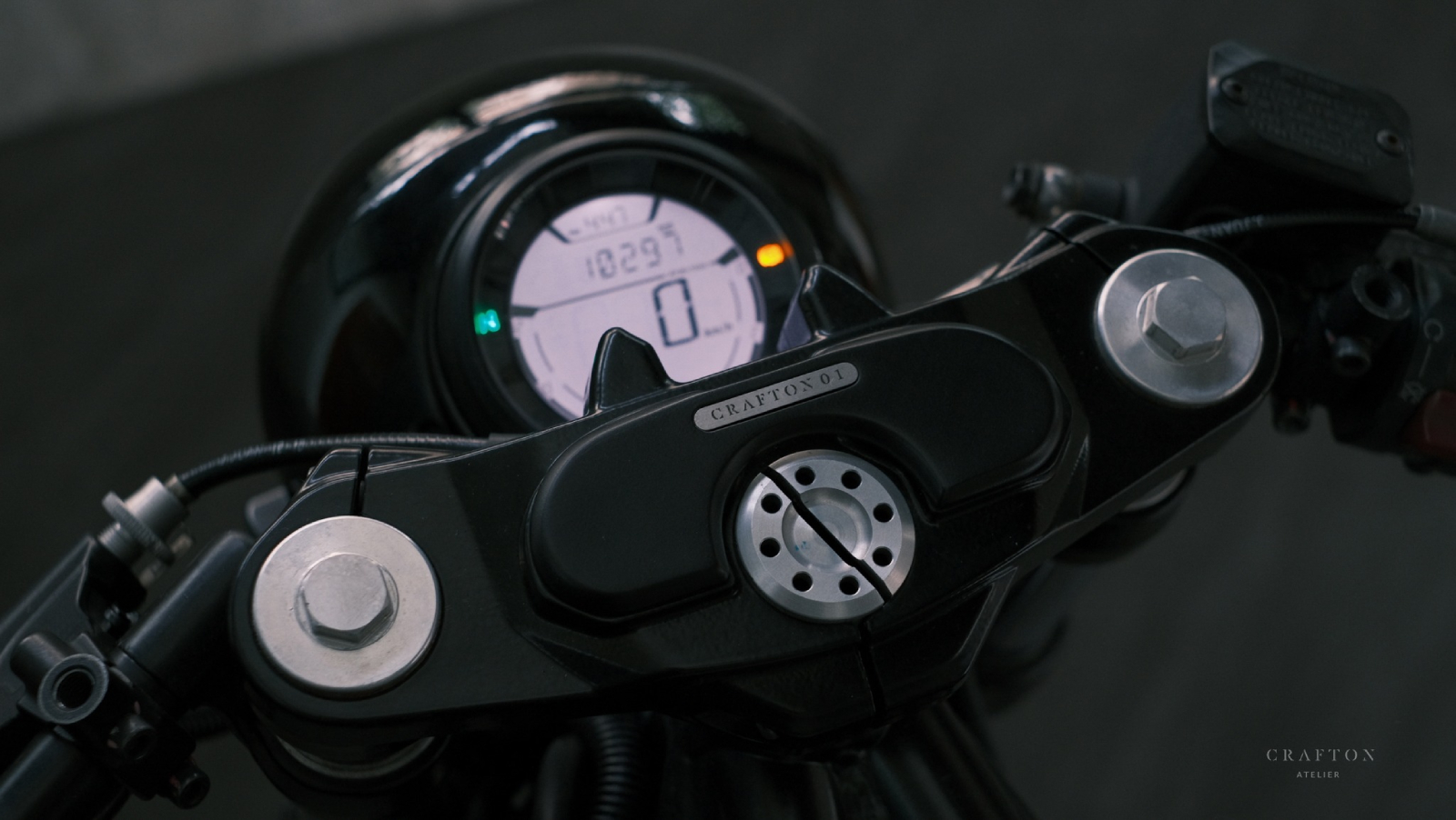 平把使得 Scrambler更具CAFÉ Racer風味