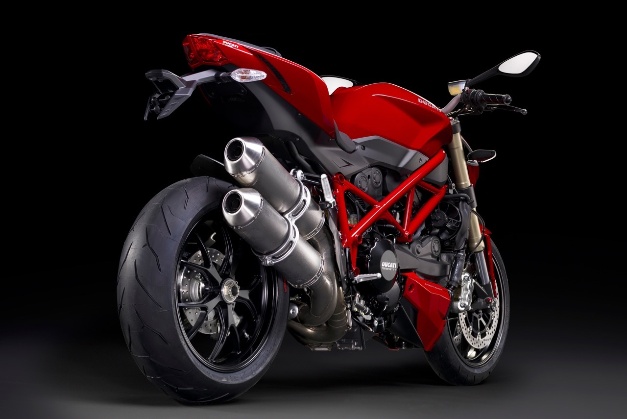 向來跟Ducati與緊密合作的義大利輪胎廠Pirelli是否也會在這次Streetfighter大改款時一起推出新胎也讓人好奇，目前Ducati Streetfighter 848標配胎為Pirelli Diablo Rossocorsa。