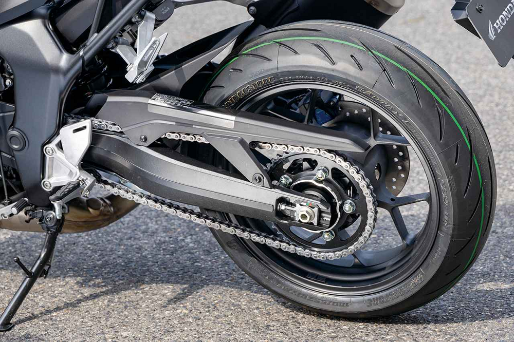 搖臂部分也有重新設計,後輪尺寸設定在180/55