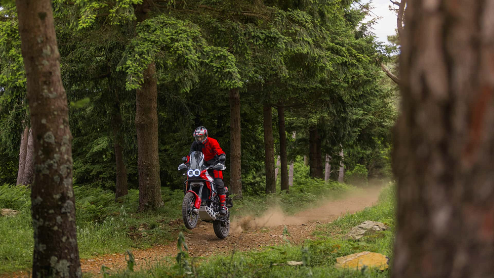 Ducati最近推出了DesertX Discovery,並且正如其名他們希望你帶著愛車到戶外探險