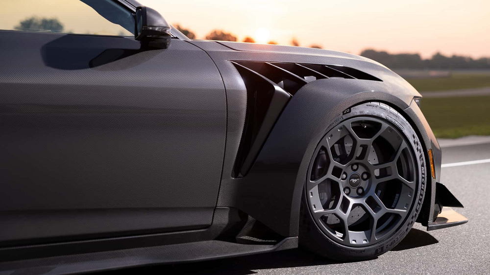 提升性能之外,車輛卡鉗、輪框都進行黑化處理來維持統一的設計風格