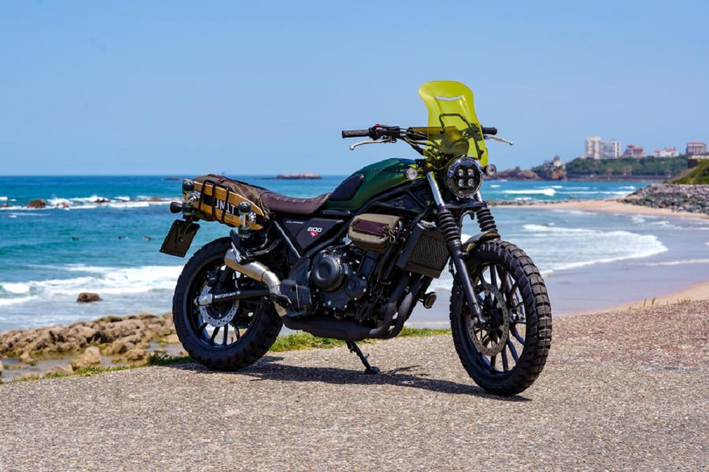 「Terra Battuta 500」讓整輛車更適合長途騎乘，裝上了風鏡