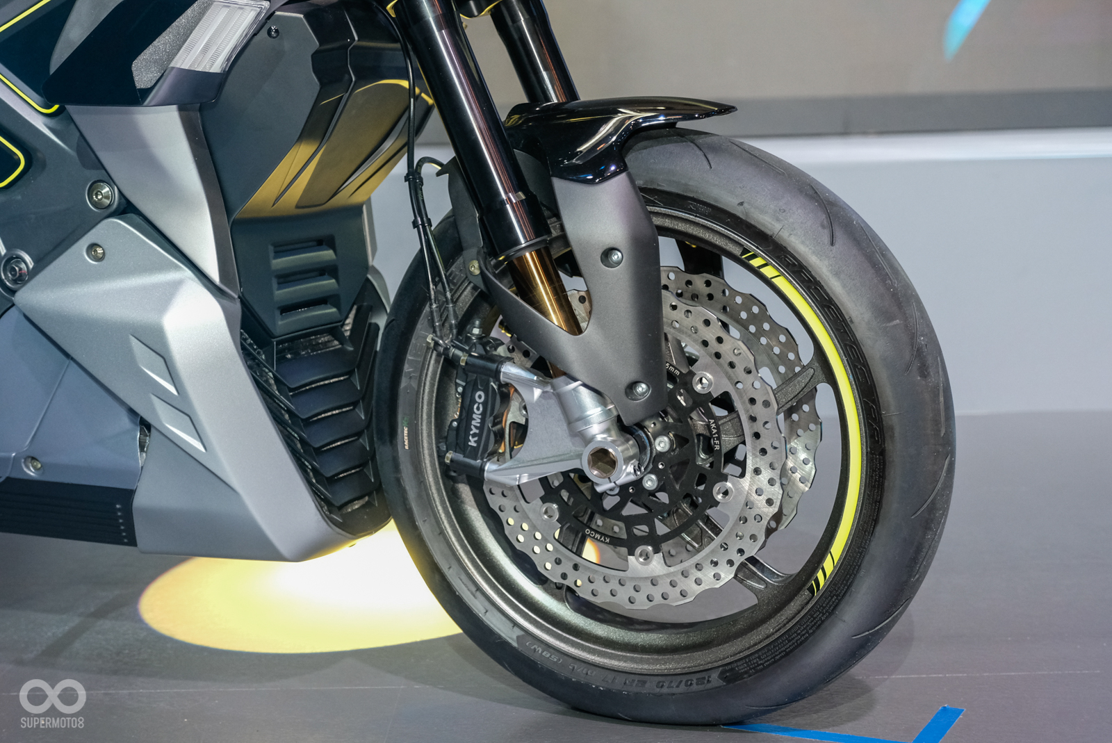 RevoNEX硬體規格相當熱血，使用倒立式前叉配大尺寸雙碟煞