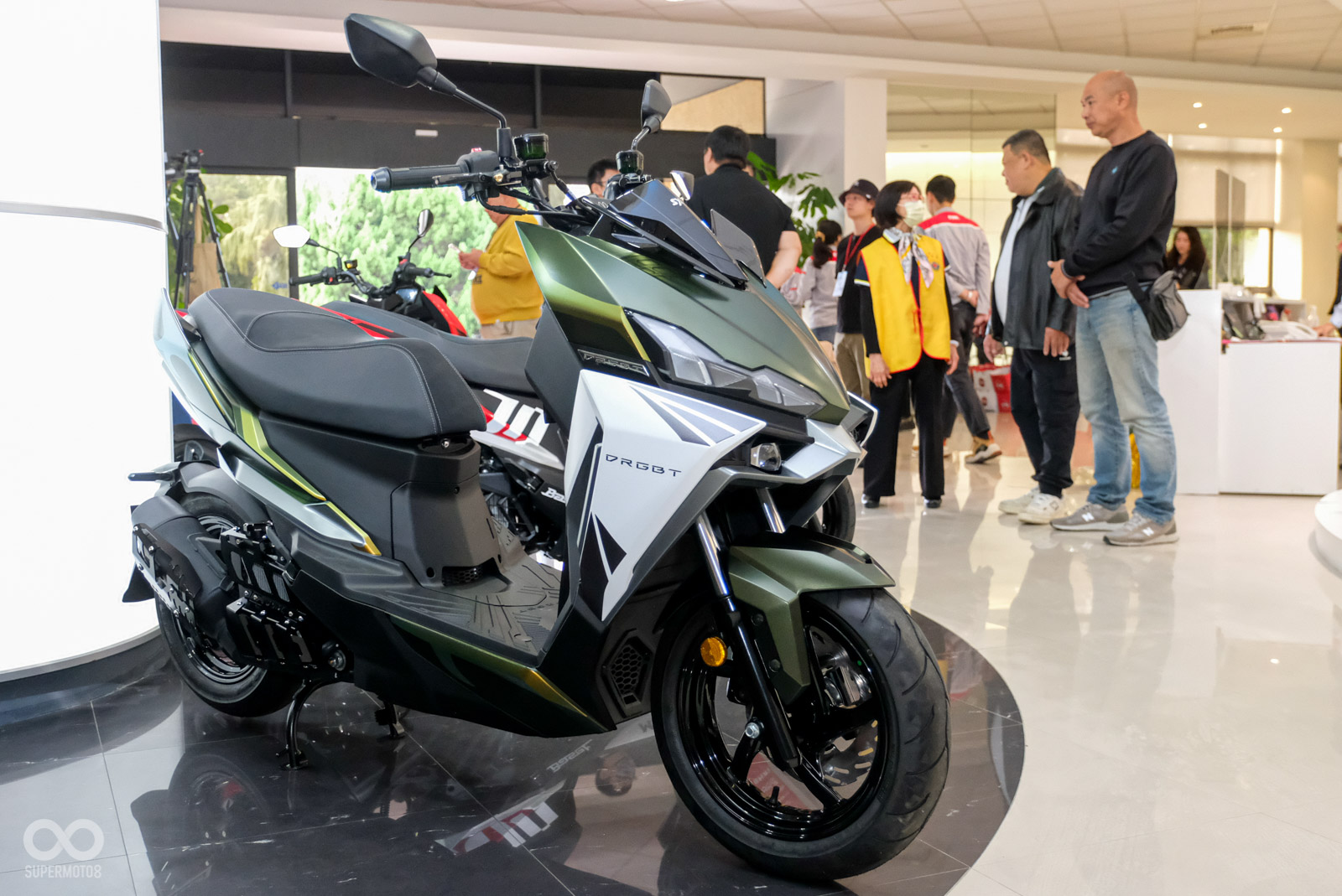 這輛綠白配色的車款,就是70 週年彩繪設計大賽冠軍作品 直接實體化推出競標!