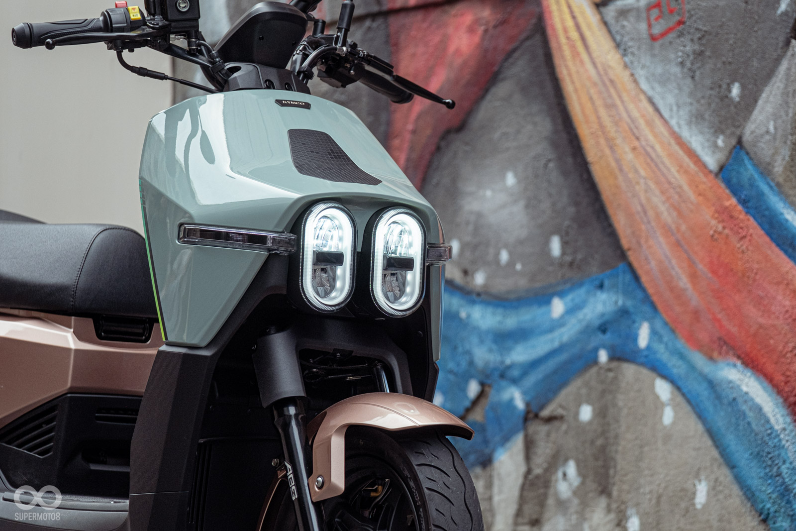 橢圓雙燈給人一種冒險探照燈的即視感