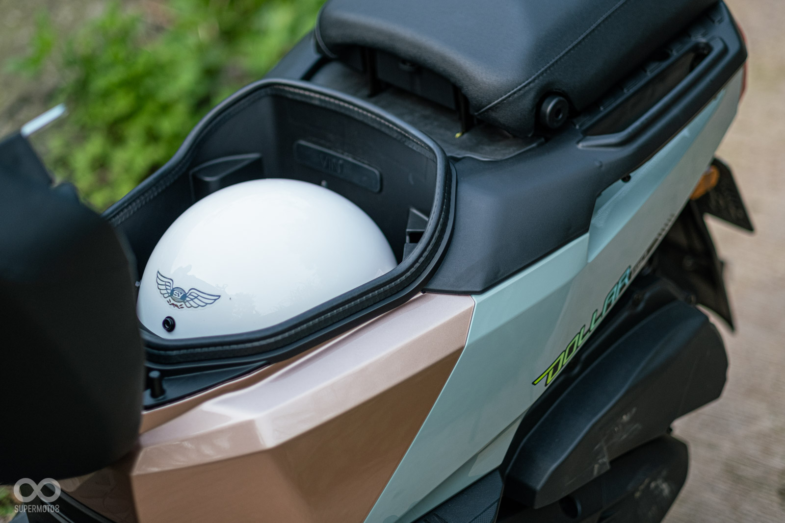 雖然只有前座下方有車廂空間，但收納一頂3/4安全帽也沒問題