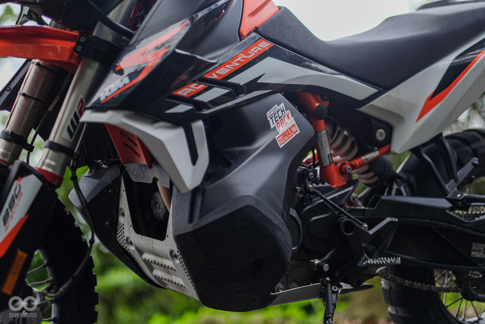 890 SMT取消了890 ADVENTURE獨特的低重心分離式油箱設計