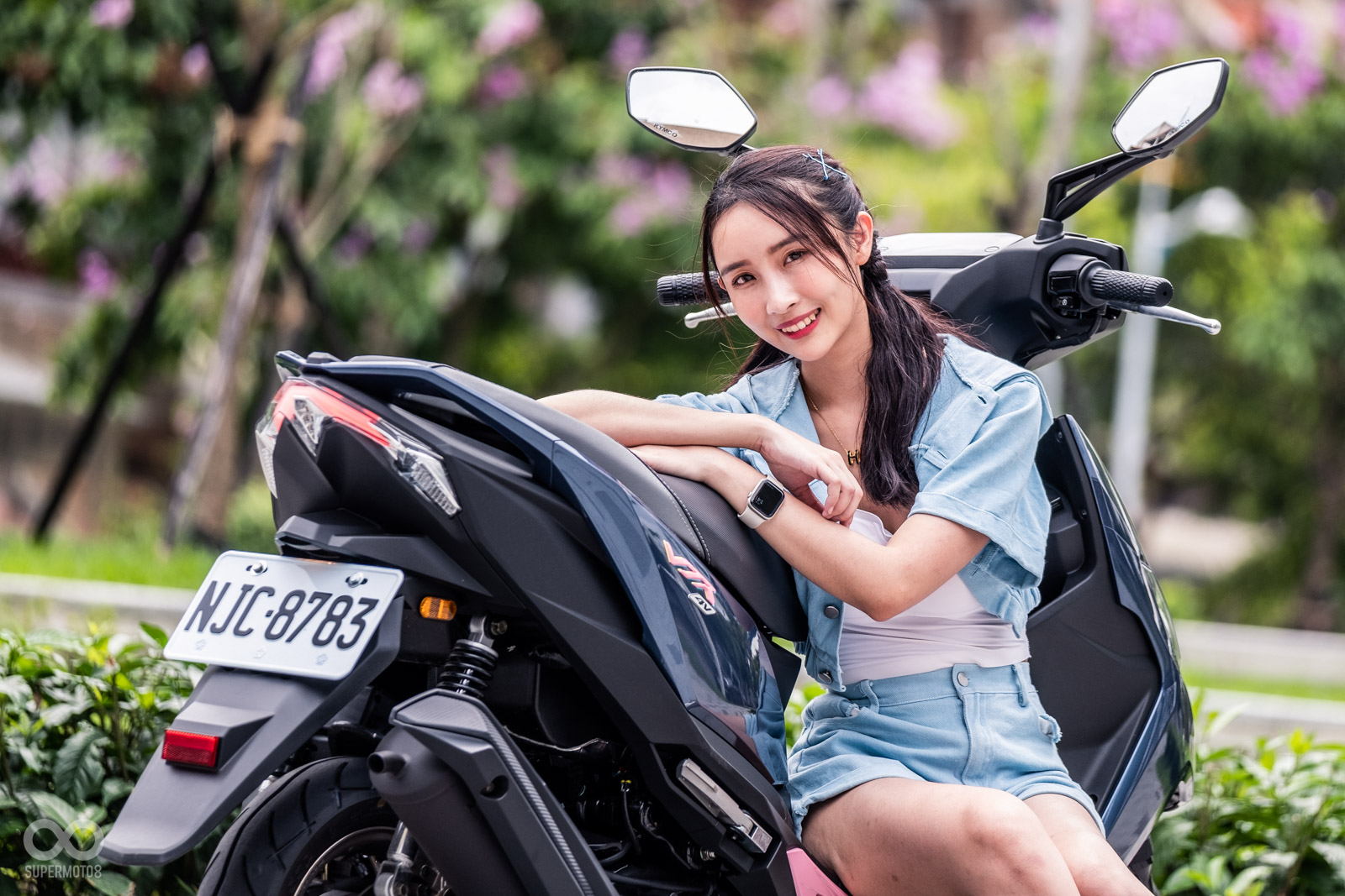 一體式的車尾利用膠殼和烤漆的顏色落差,創造出呼應車頭的輕盈感受