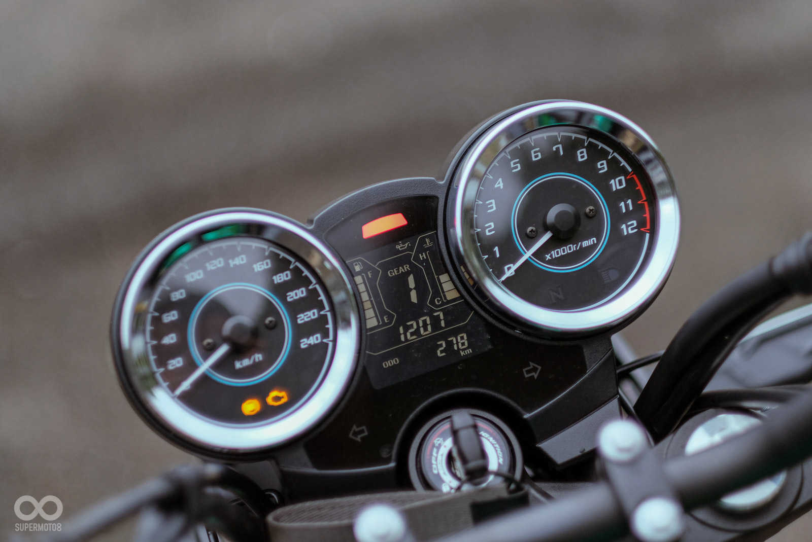 雙指針錶分別顯示時速和轉速，中央液晶則有檔位、油量等行車資訊