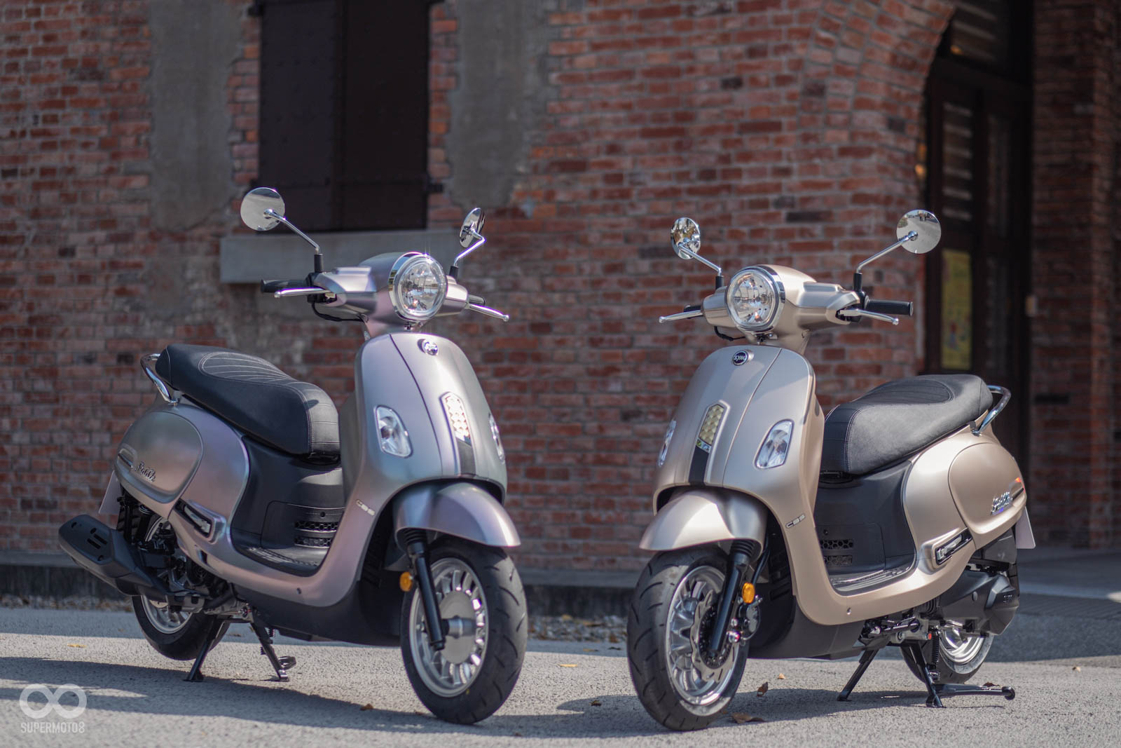 這次拍攝的車色,分別為「閃曜金日」與「優雅幻銀」,銀色在大太陽下會變幻出一抹淺淺的紫色