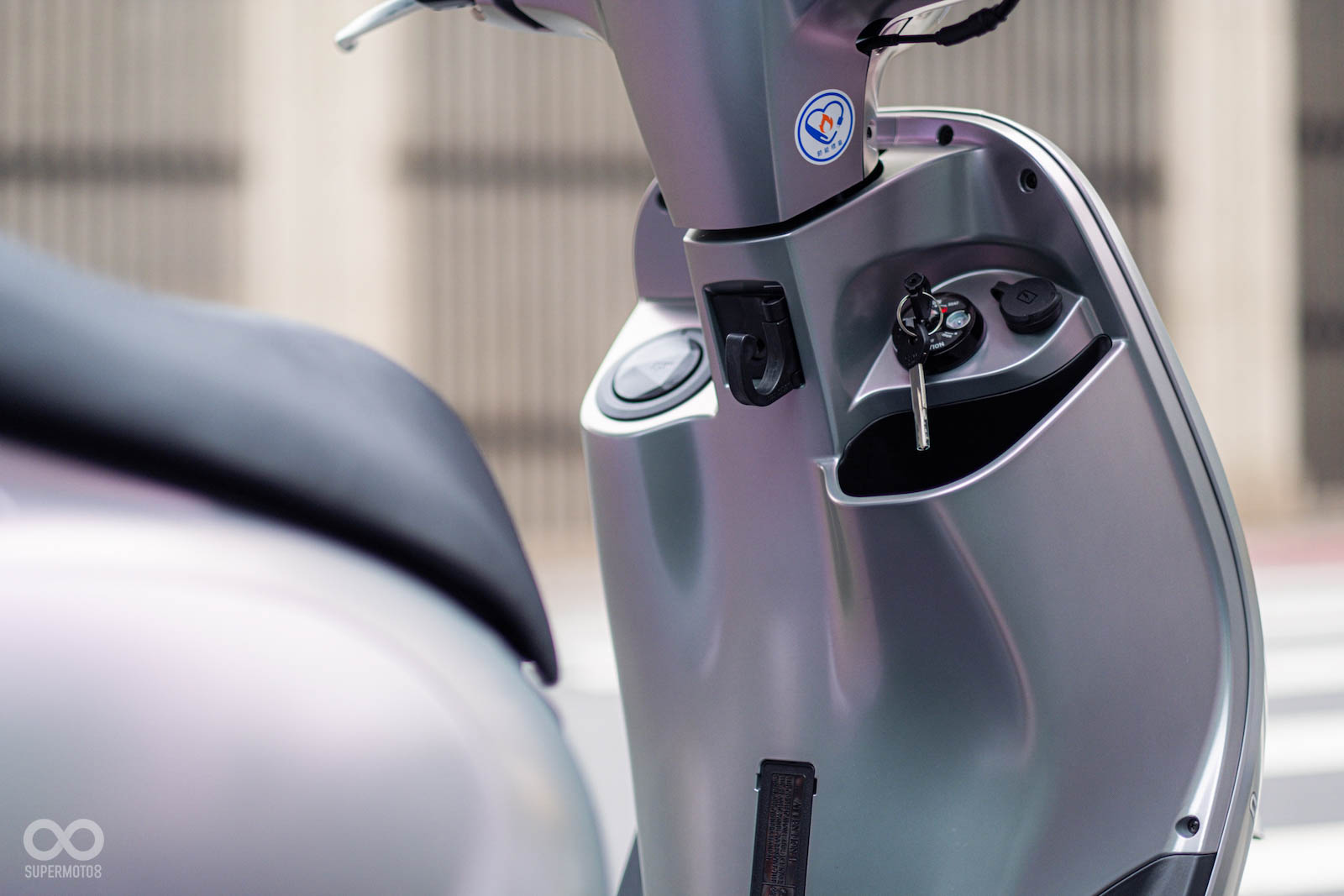 前手套箱與USB充電孔,本次拍攝的兩款車色都使用傳統鎖頭