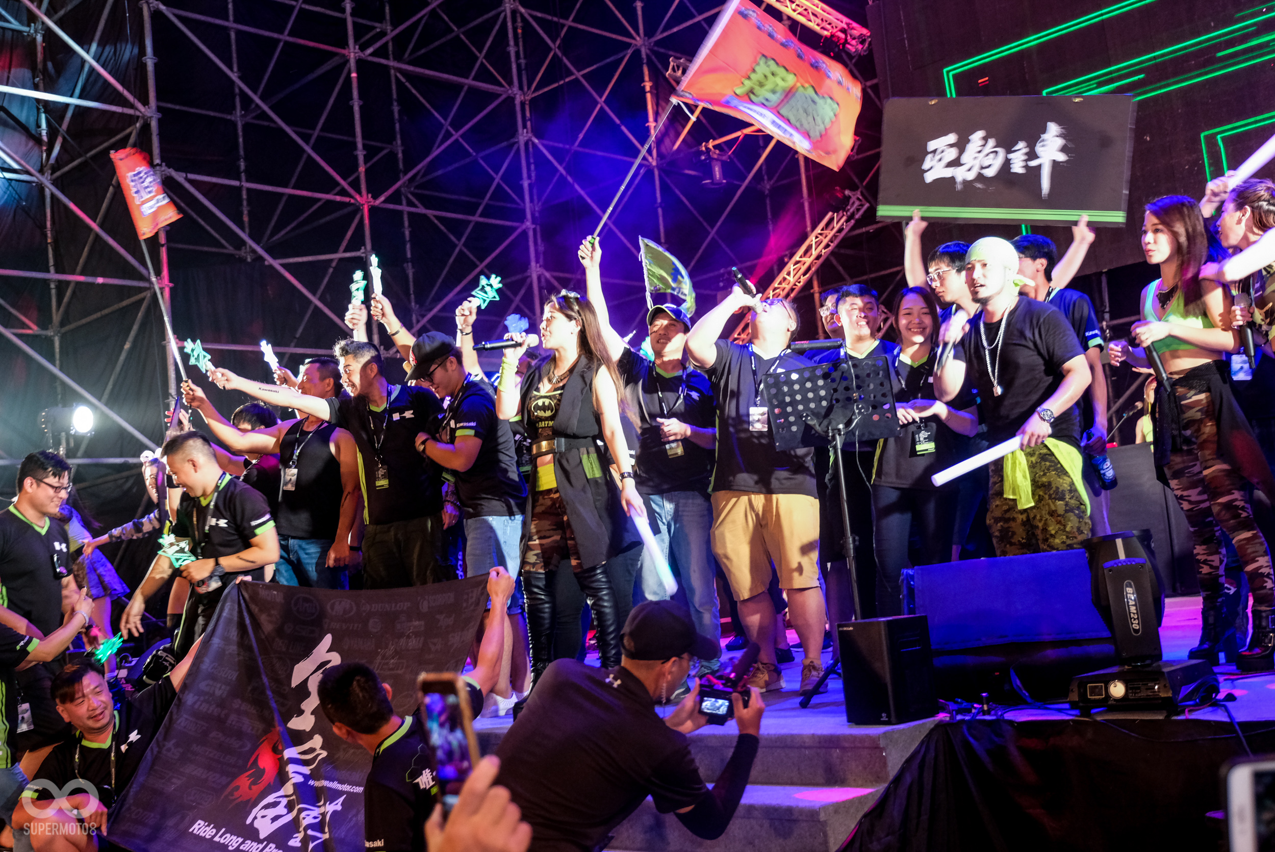 擁擠的舞台不難看出KAWASAKI的車友們有多麼的熱情