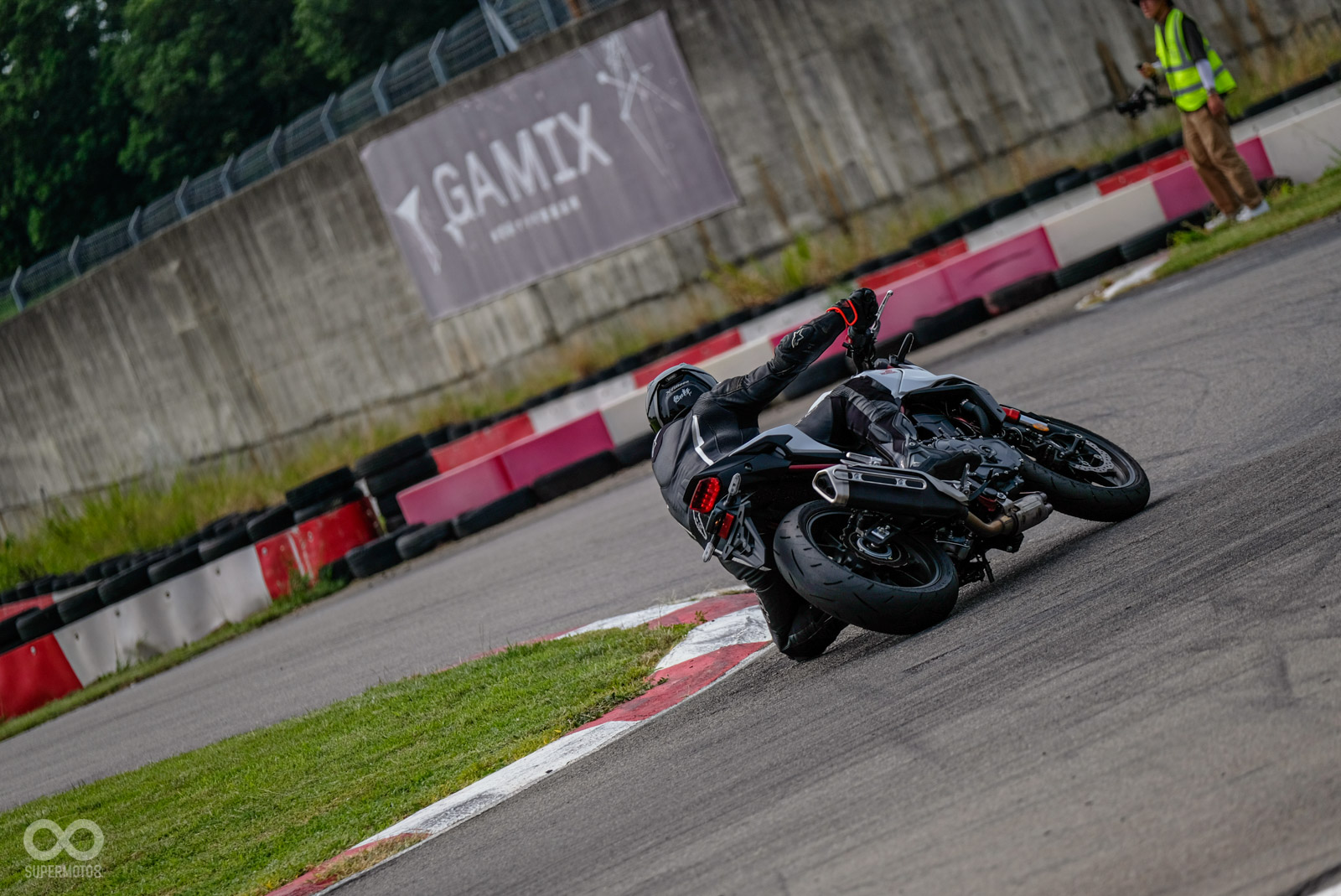 台灣版本也因應政府法規,安裝模範生等級的防燙蓋