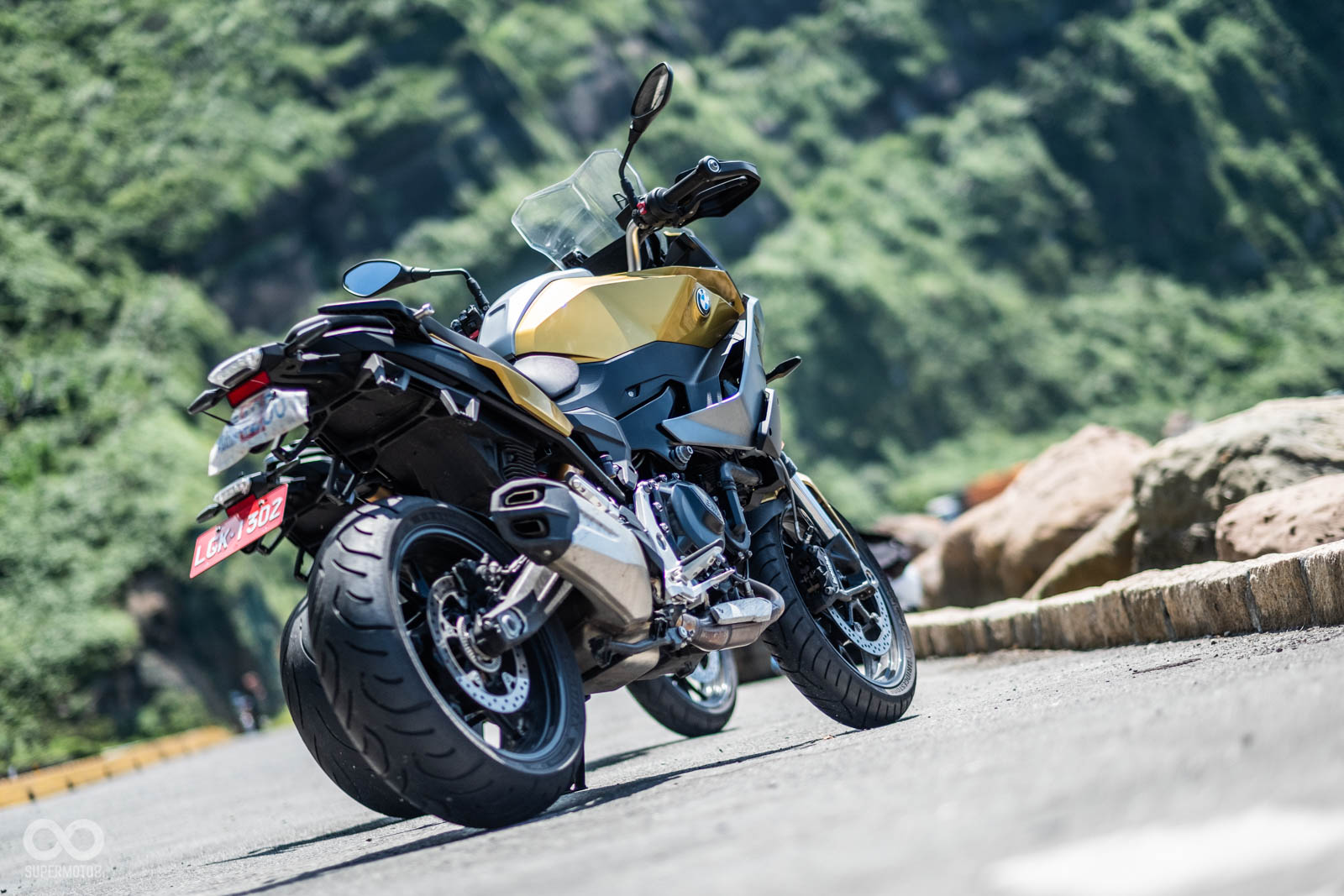 因為前後懸吊行程加長，F900XR更為霸氣