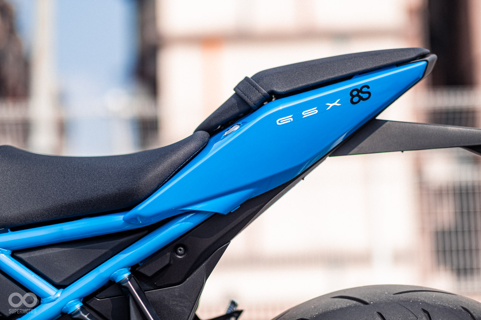 短翹的車尾側面上有GSX-8S車名