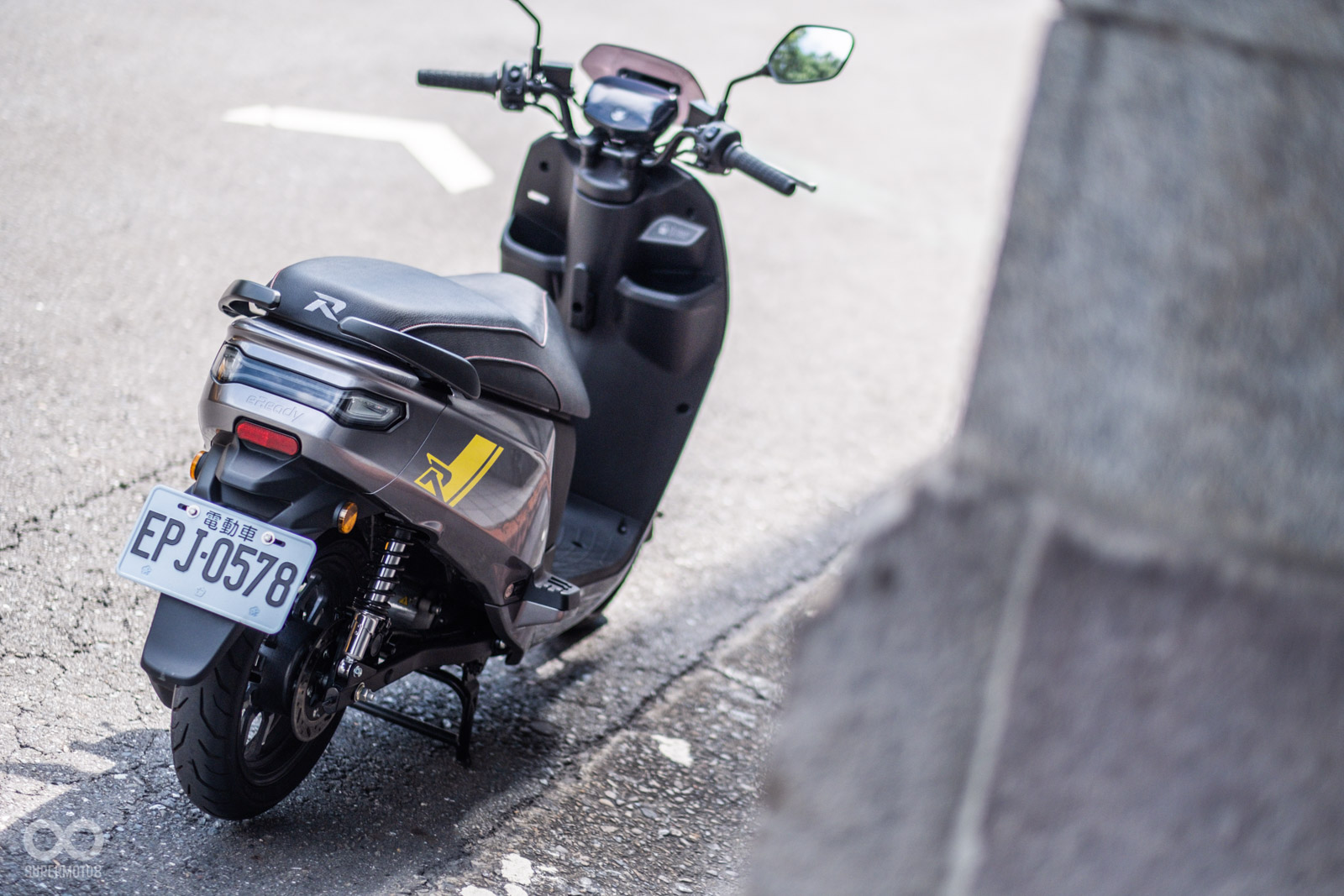 椅墊可看到R Logo出現,展現出Run運動化氛圍