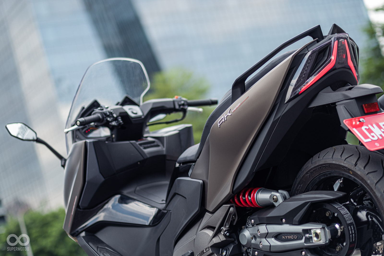 尾燈依舊使用招牌風格設計；上翹的車尾看起來很有戰鬥感