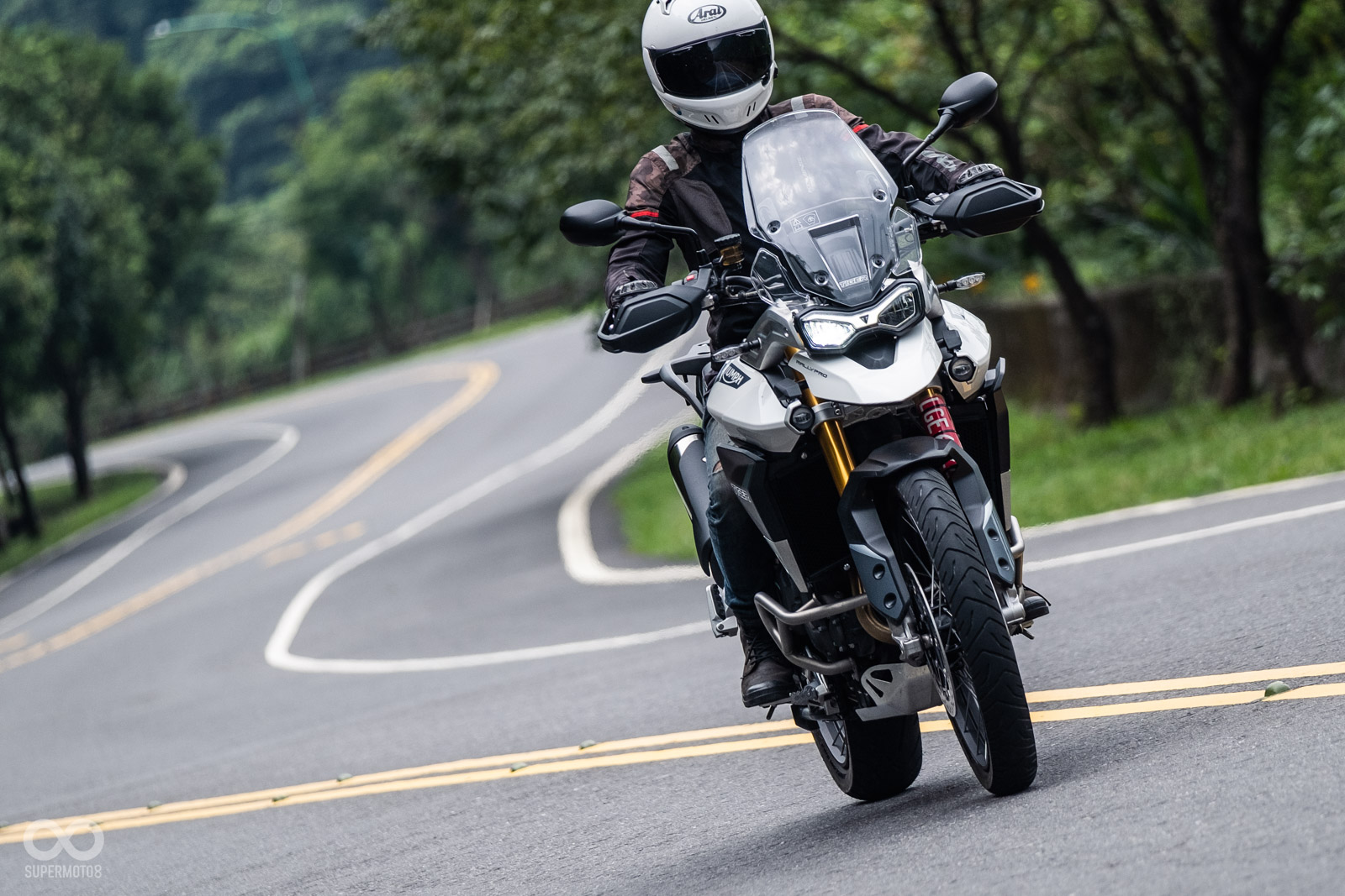 在直線路段上,TIGER 900 RALLY PRO的三缸引擎搭配進退快排,真的滑順到令人著迷