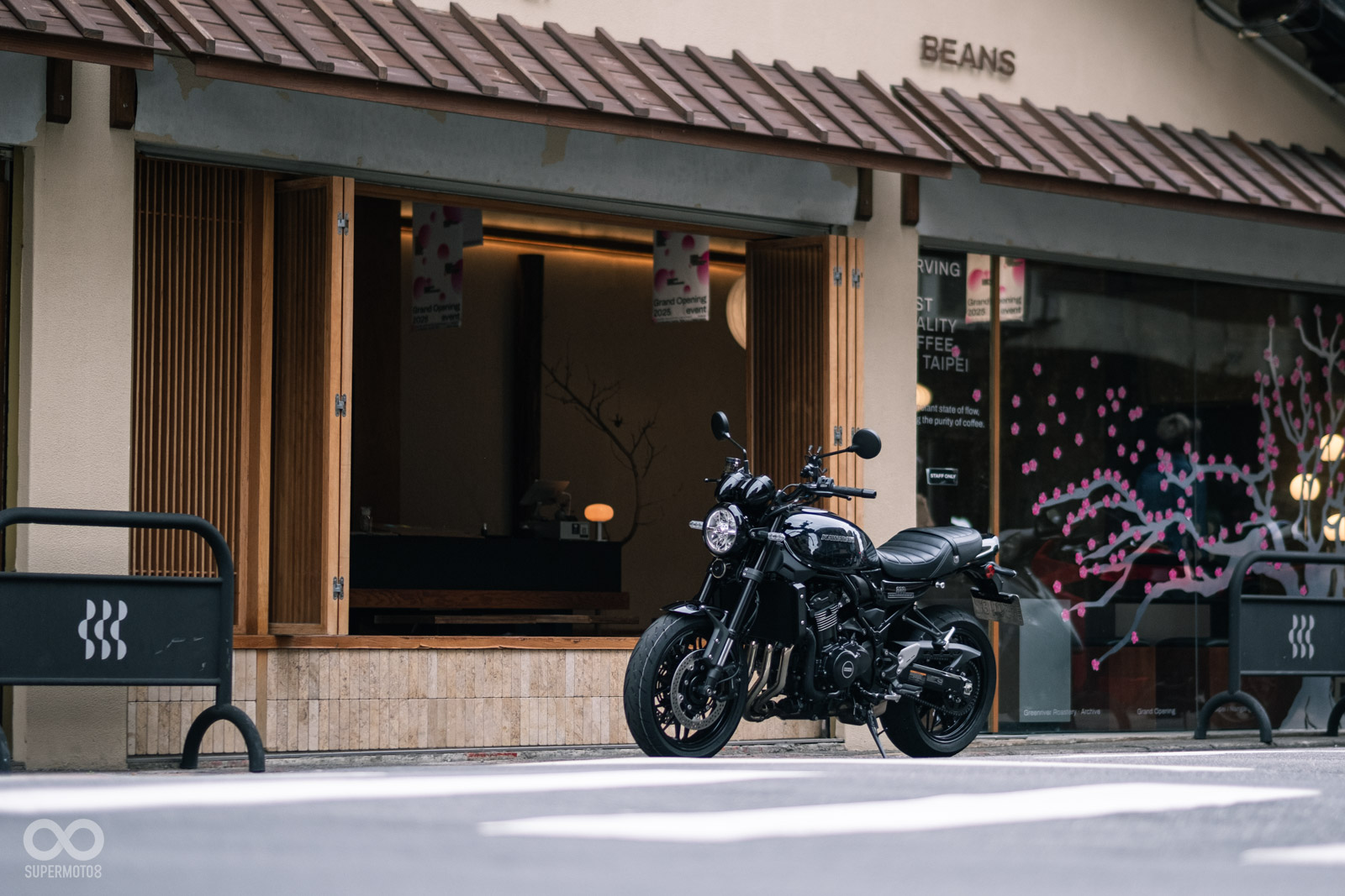 Kawasaki Z900RS在2026年獲得電控大升級，同步推出具有全黑化外觀的 Black Ball Edition 黑球版