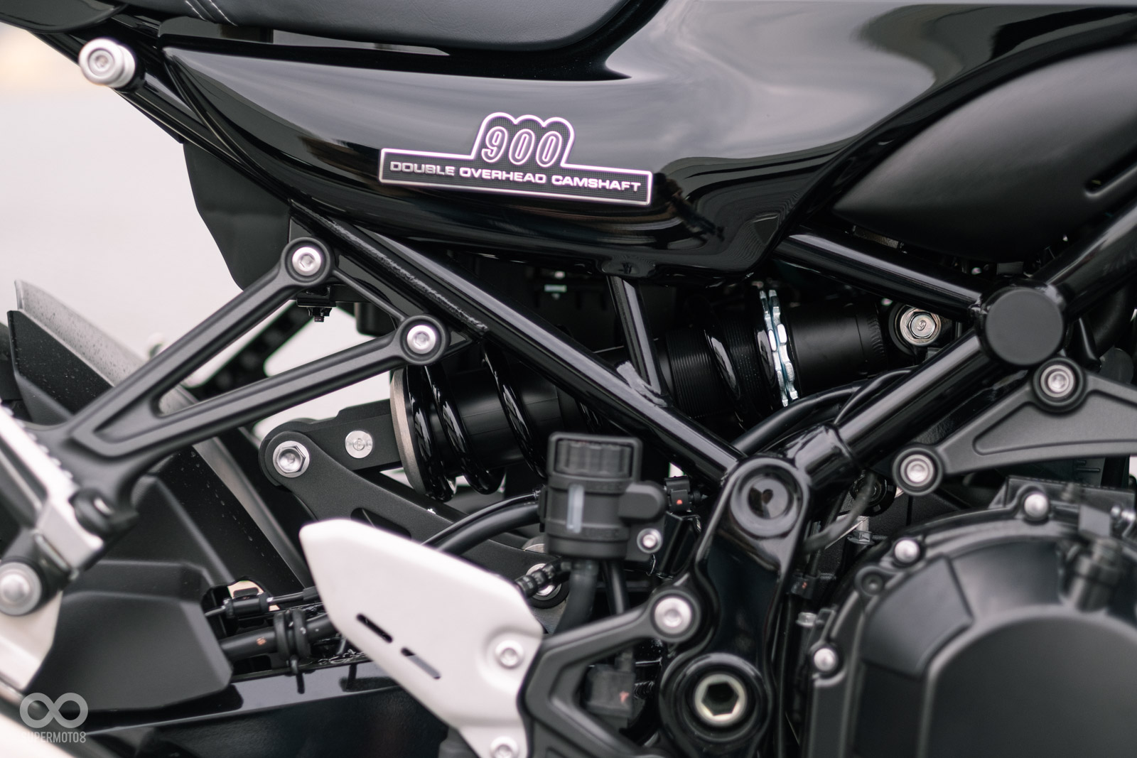 中置後避震同樣具有可調功能，底盤架構與改款前維持相同