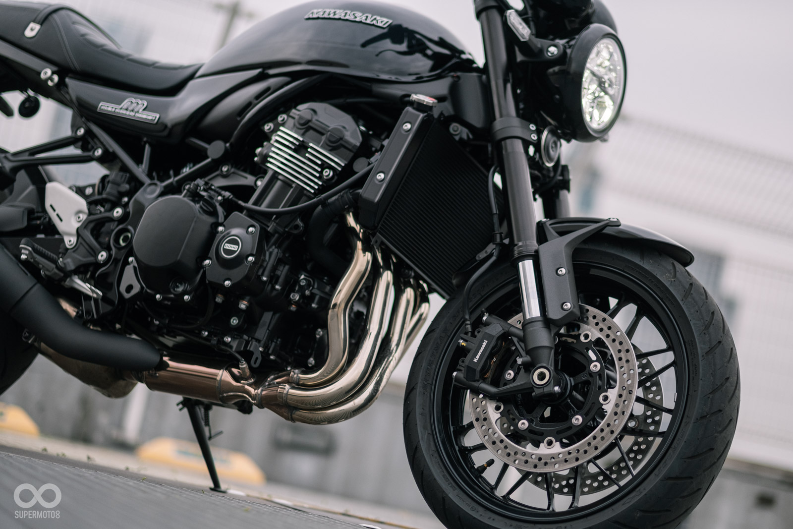 前方使用41芯倒立式可調前叉，搭配輻射對四卡鉗