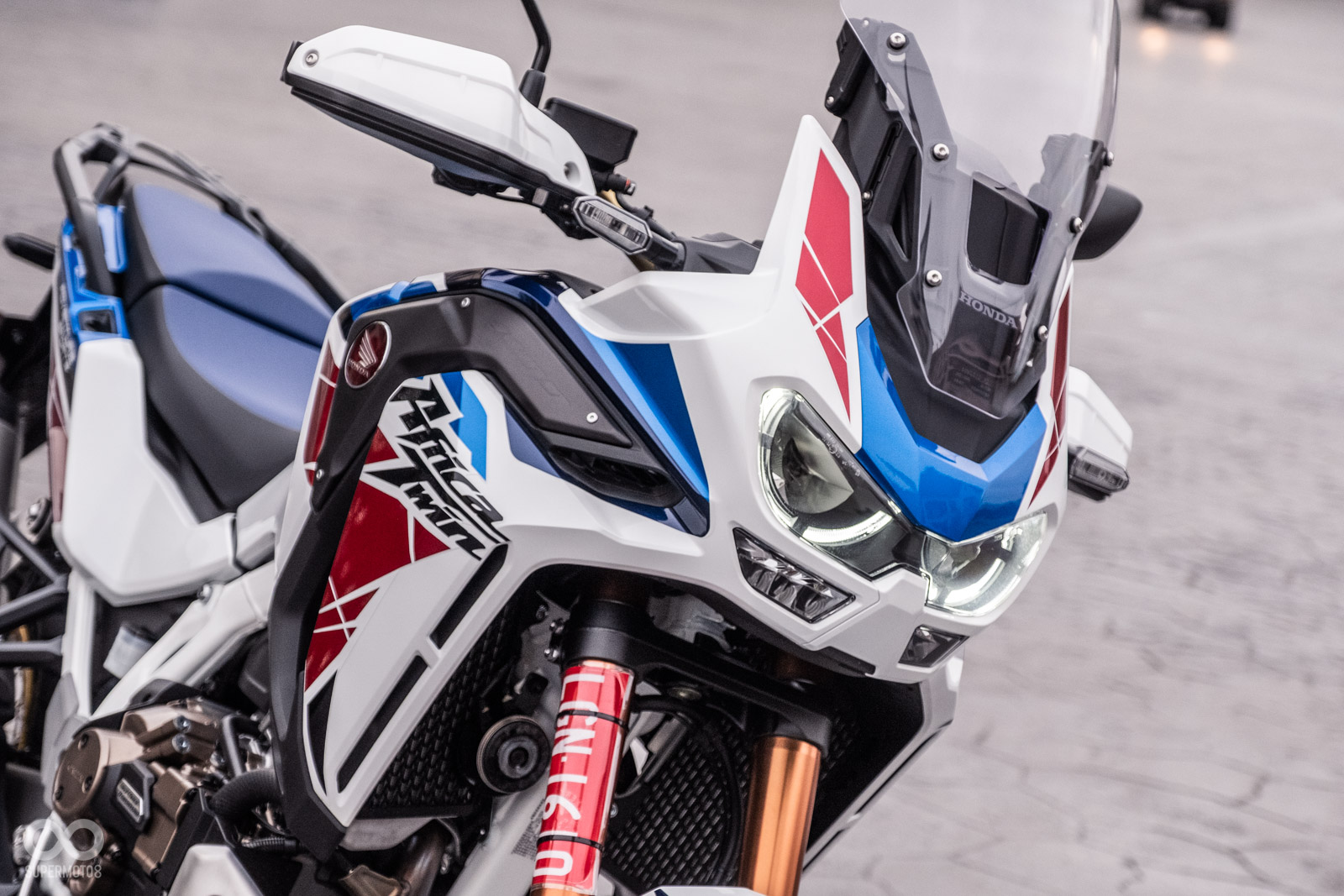 專屬HRC車色、頭燈下方轉彎補助燈，是ADVENTURE SPORTS版外觀最明顯的辨識方式