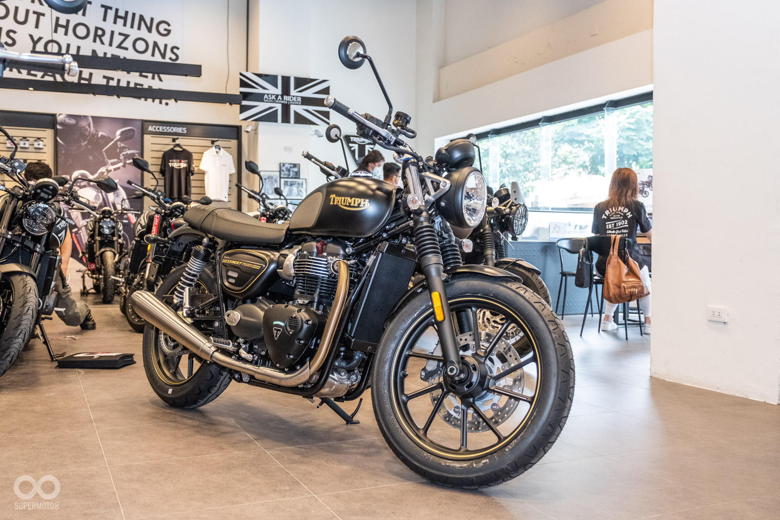 透過烤漆點綴,讓Street Twin不輸其他大排量車頂級質感