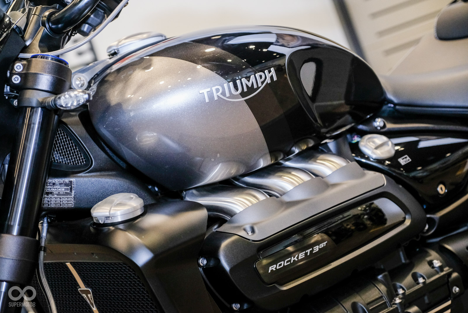 全車黑化的外觀相當肅殺,但GT版本還是適度加入銀色點綴