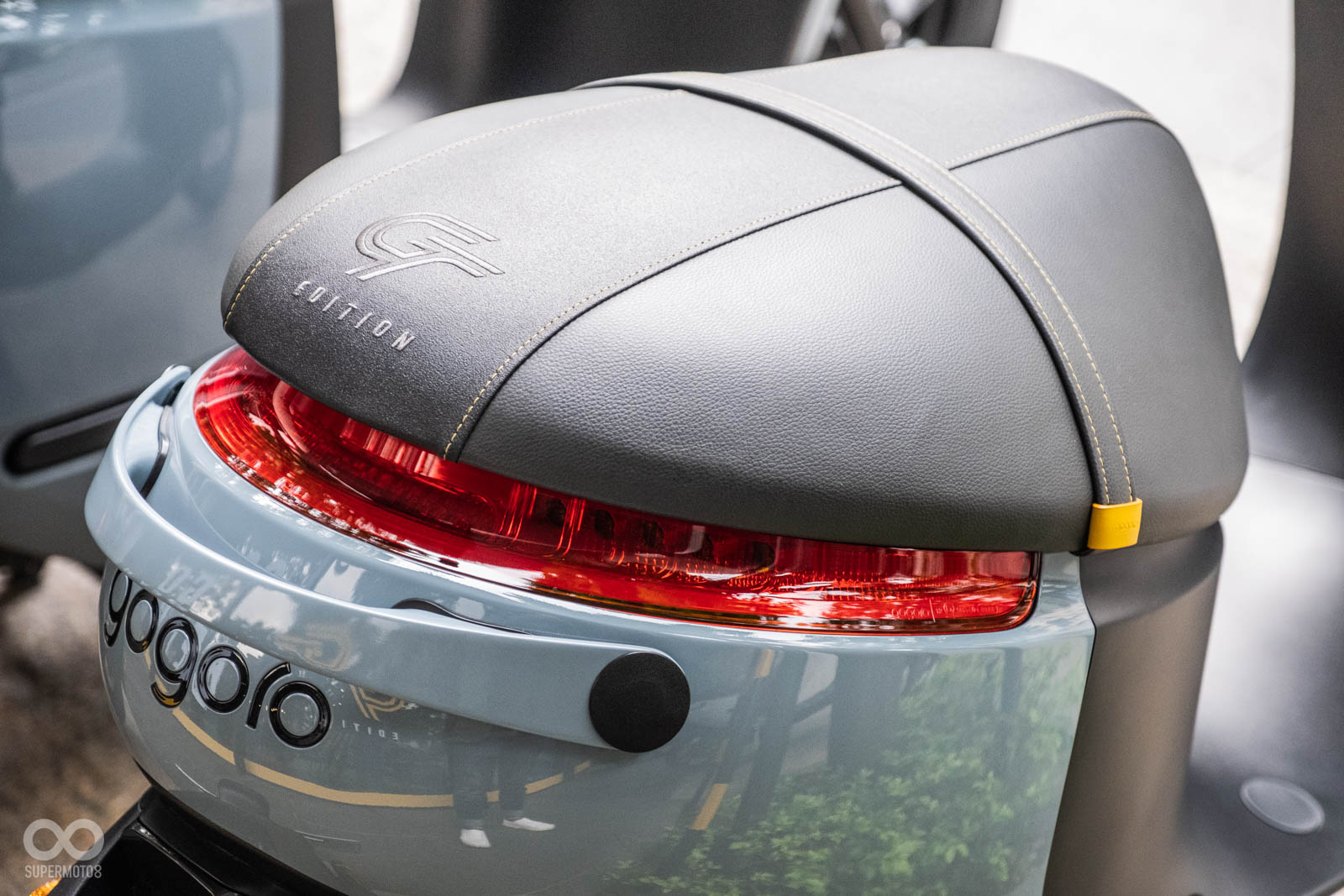 Gogoro 1 GT採用亮面水泥灰烤漆，配上椅墊上的黃色飾條點綴，椅墊尾端有GT字樣